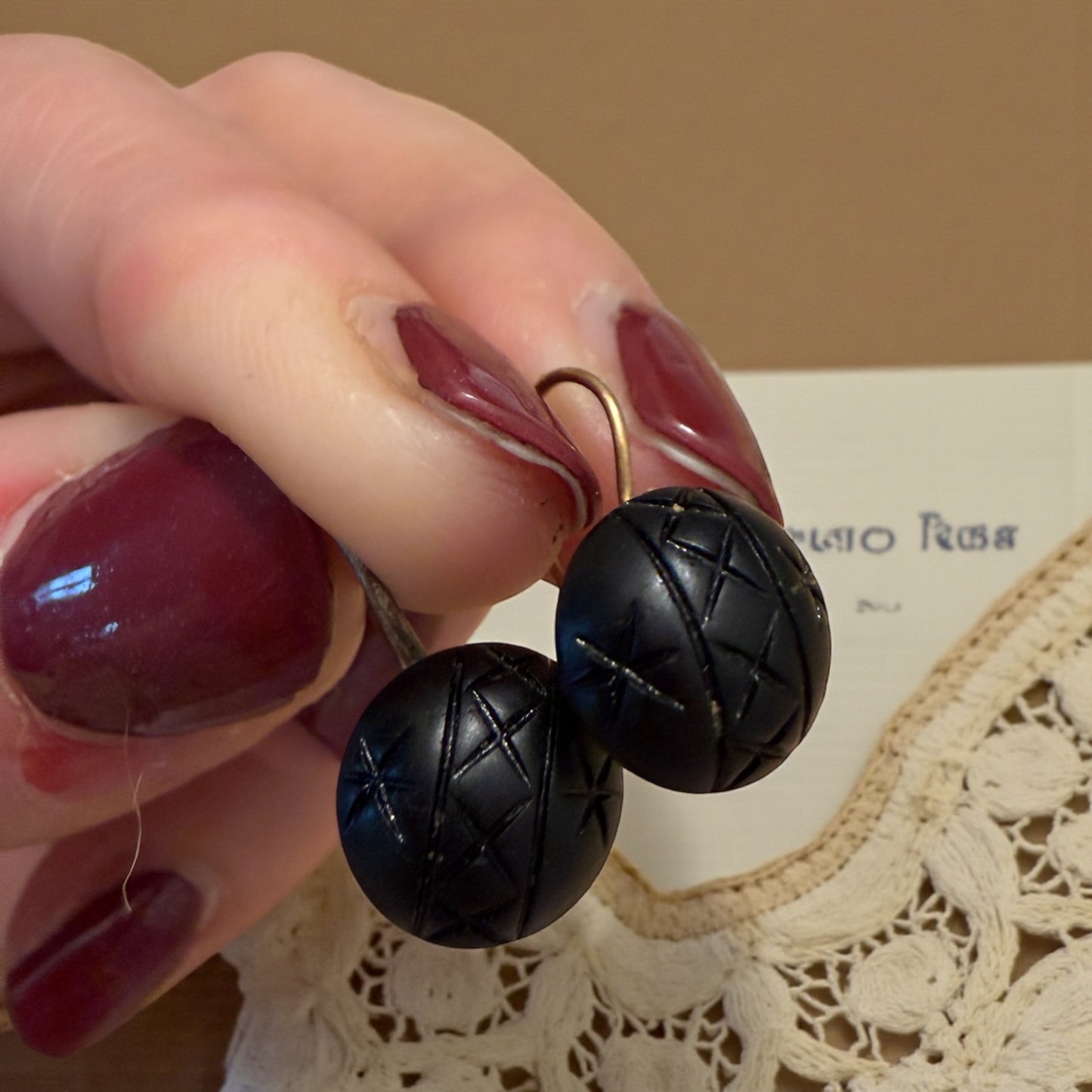 Orecchini da lutto in Jet giaietto ed oro basso, epoca vittoriana