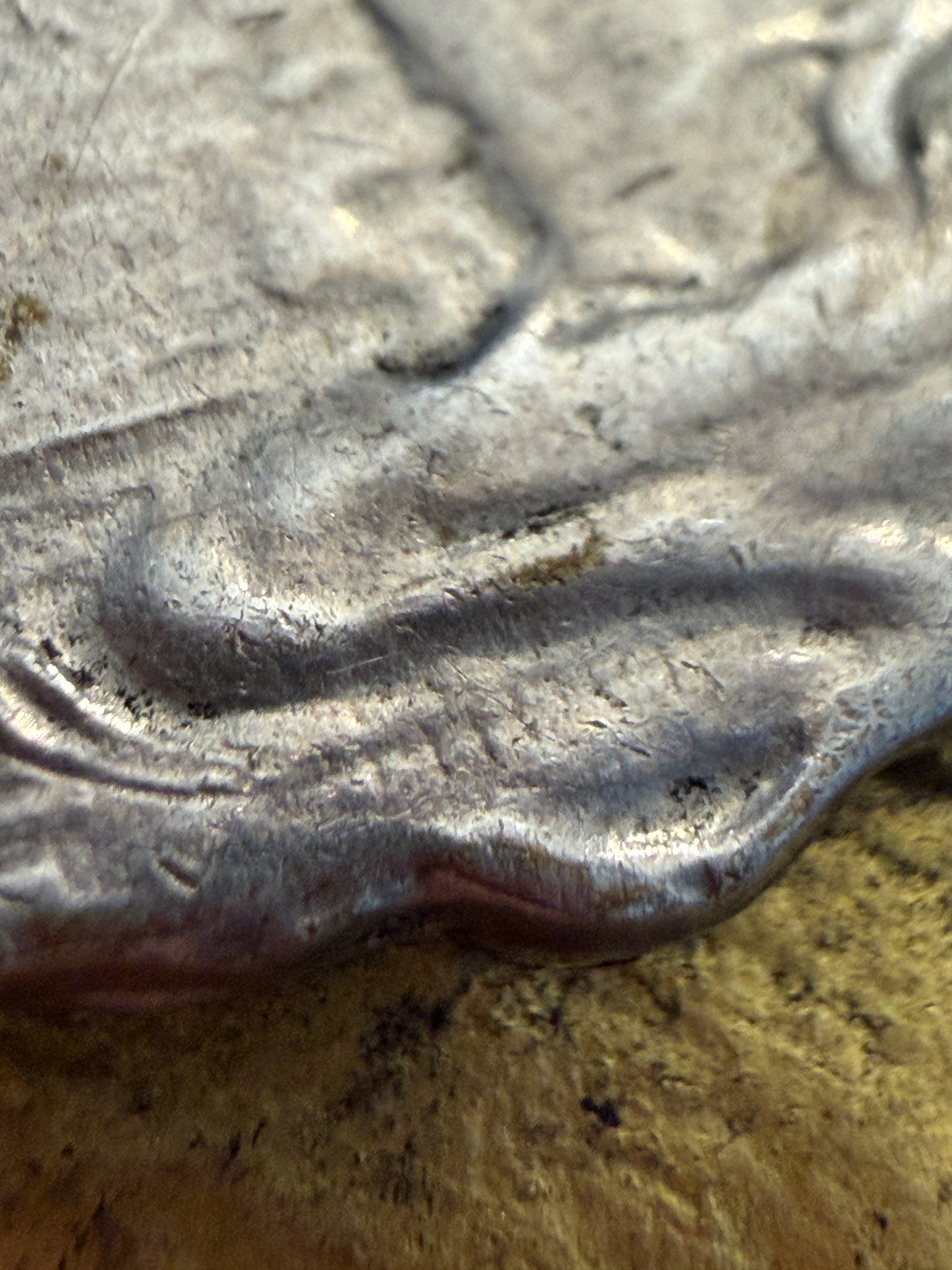 Clip / spilla ferma foulard con volto Art Nouveau alla Alphonse Mucha, doppia montatura argentata e dorata