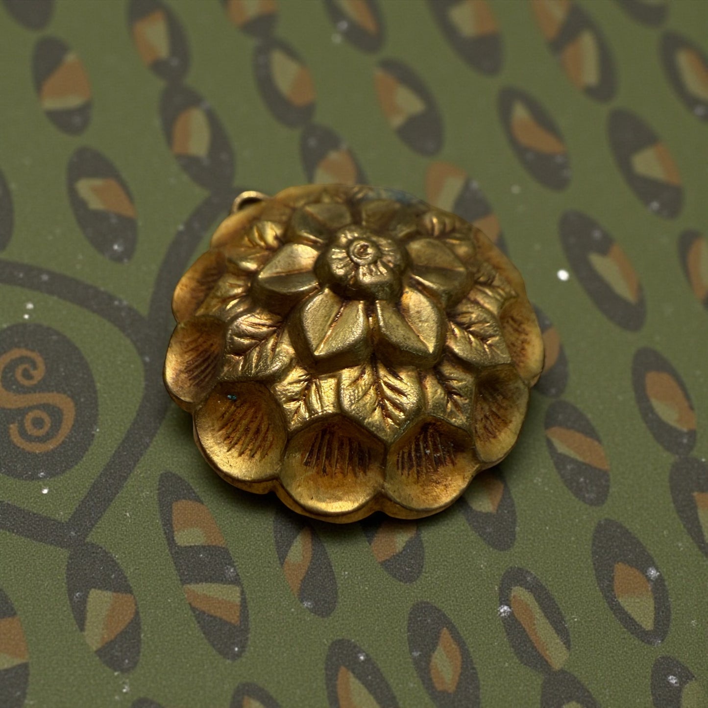 Pendente antico in princisbecco a guisa di fiore con molte corolle, utilizzabile anche come gioiello da abito, fine ‘800 - primo ‘900