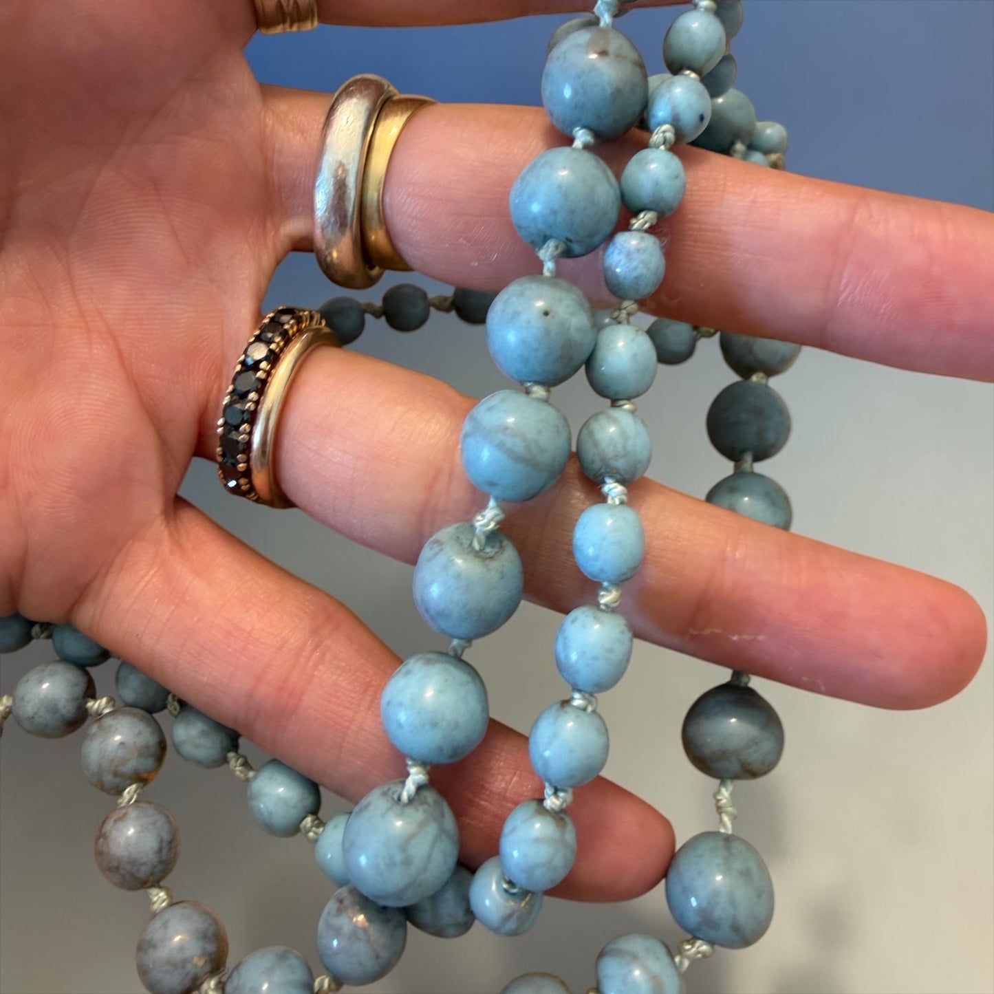 Collana anni ‘50 perle degradé di howlite turchese annodate a mano con chiusura in argento