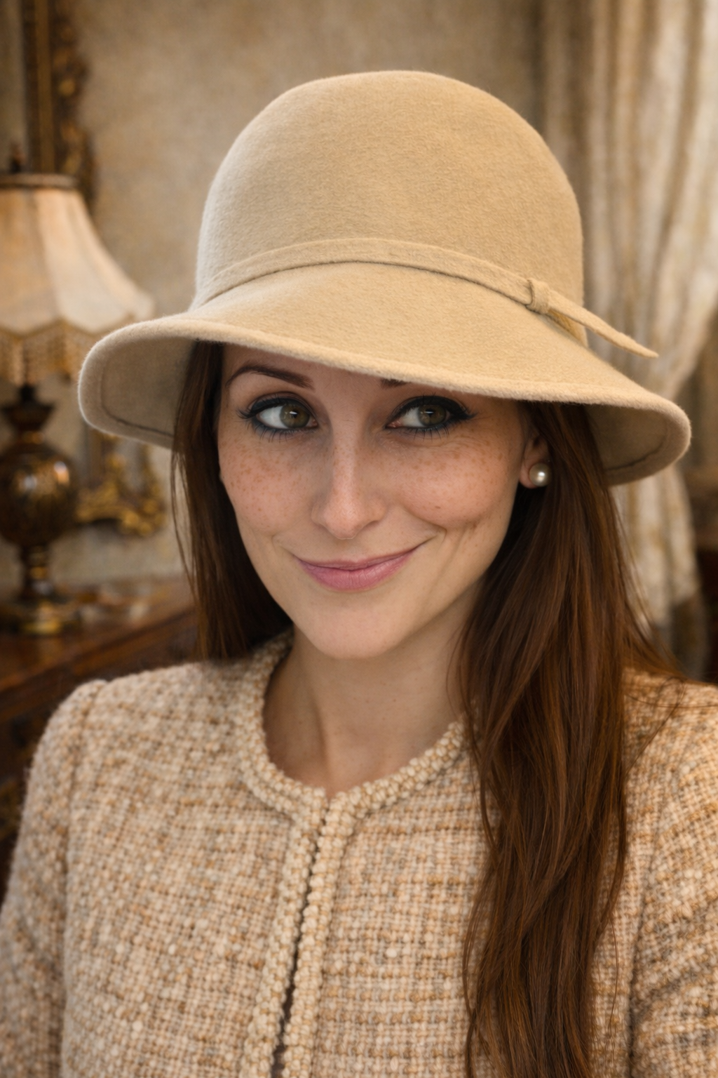 Cappello antico in feltro di lana panna anni 30-40, cloche evoluta