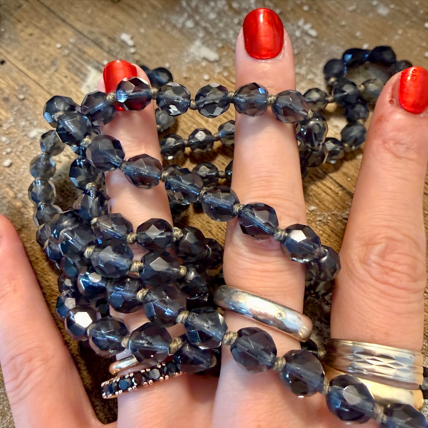 Collana lunga in perle sfaccettate smoky glass fine anni ‘40 annodata a mano