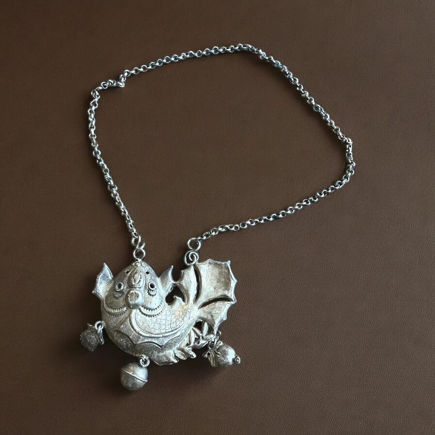 Collana con grande pendente a pesce, cultura Miao, Cina, anni ‘40 - ‘50