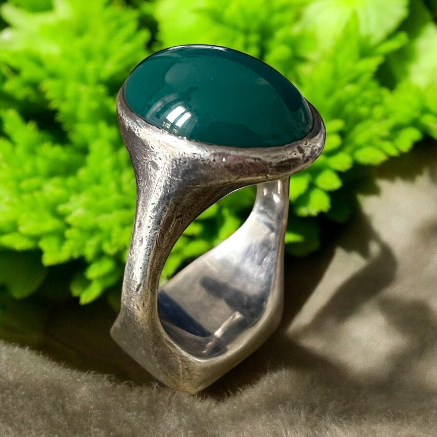 Anello di design in argento massiccio anni ‘70, prob. Calcedonio