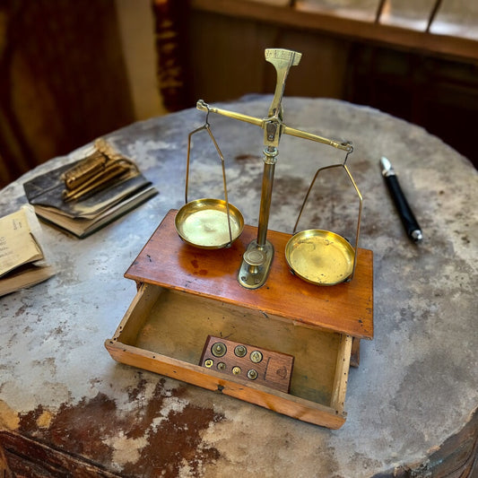 Antica Bilancia da orefice completa di pesiera e lamelle calibrate