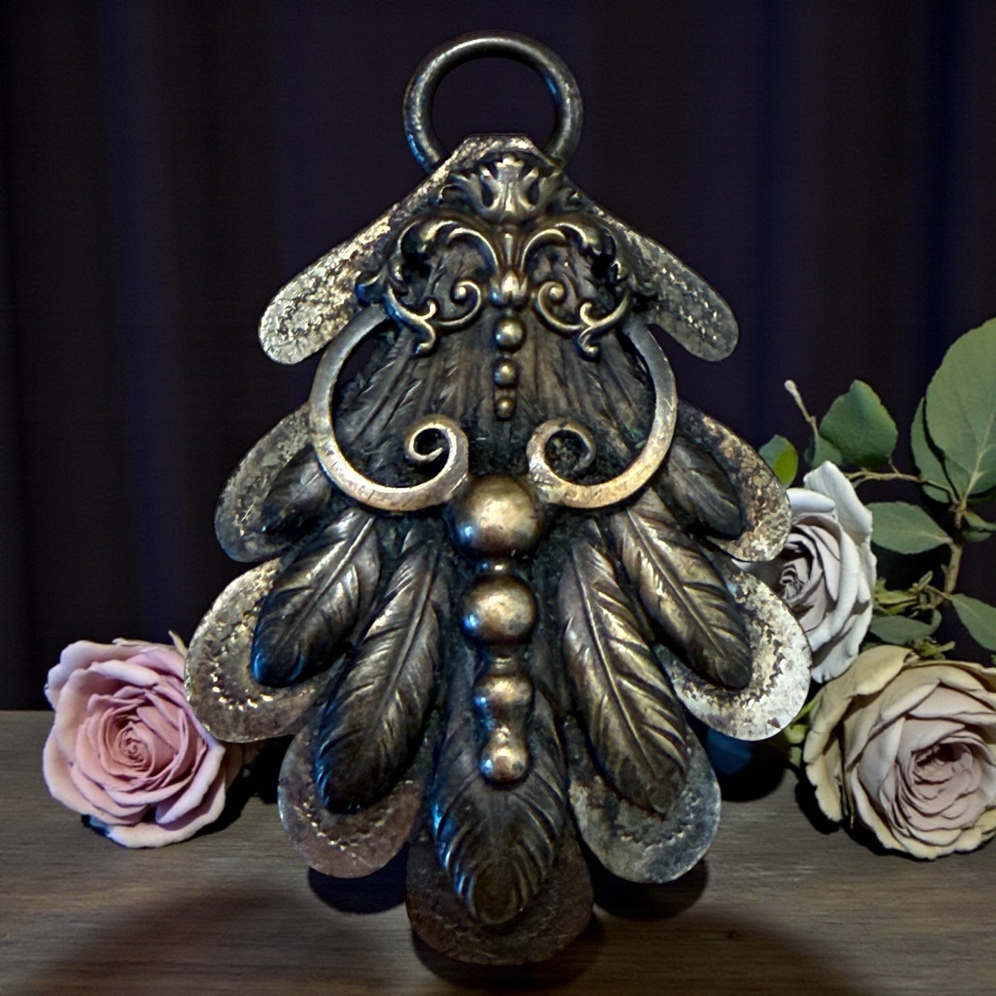 Antico ornamento da abito ottocentesco rivisitato a pendente, decorazione neo rinascimentale con piume