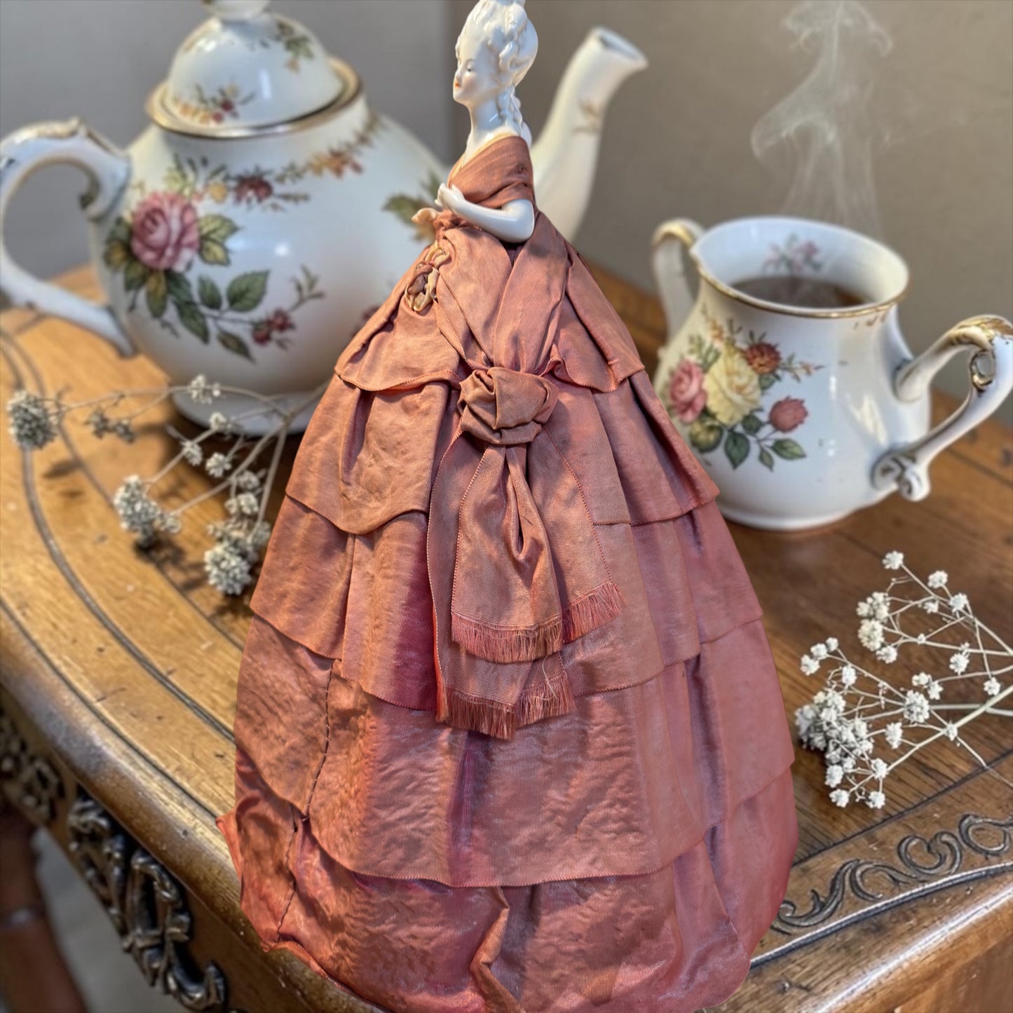 Tea cosy Half doll, bambola copri teiera antica in porcellana e raso
