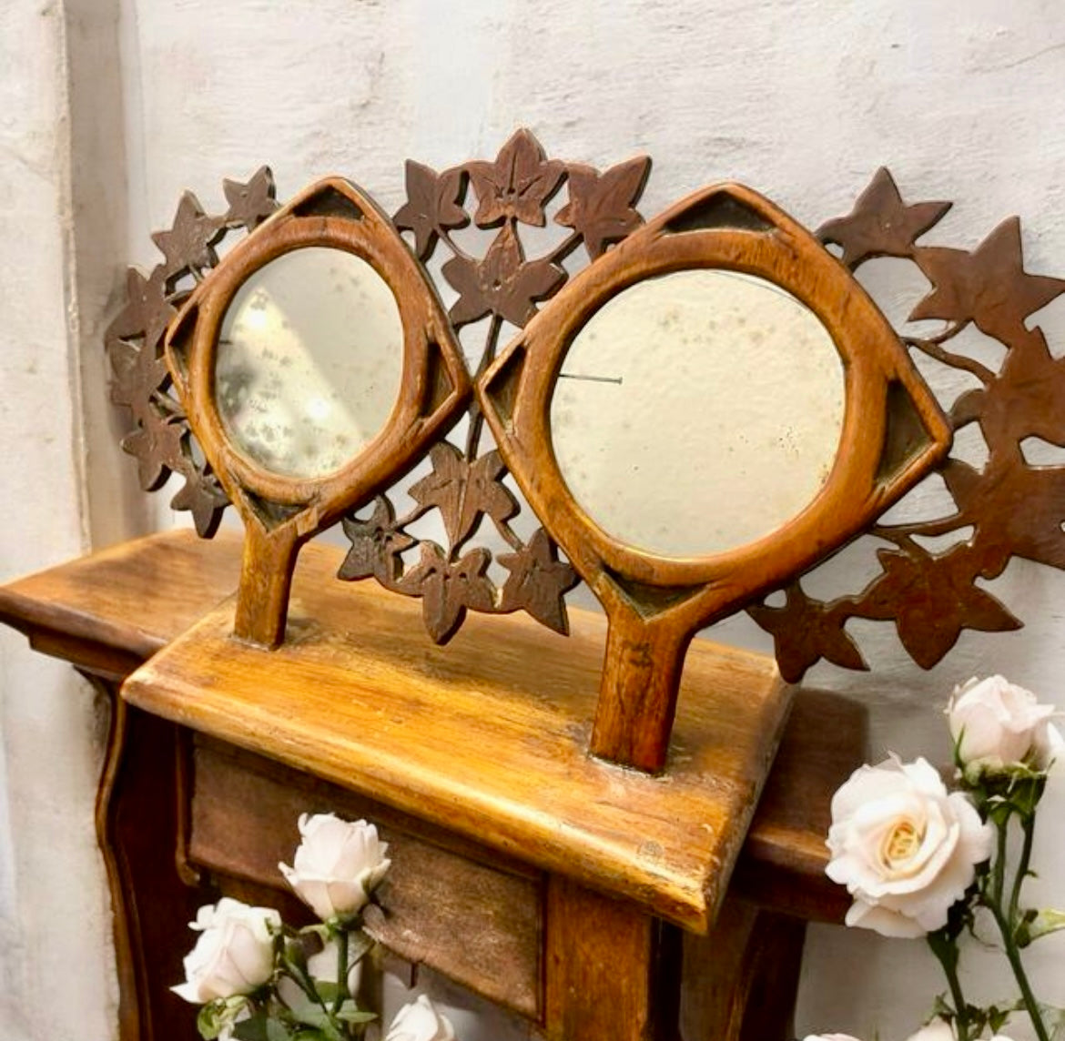 Cornice antica fine ‘800 in legno motivo fitomorfo con vetri originali, area alpina