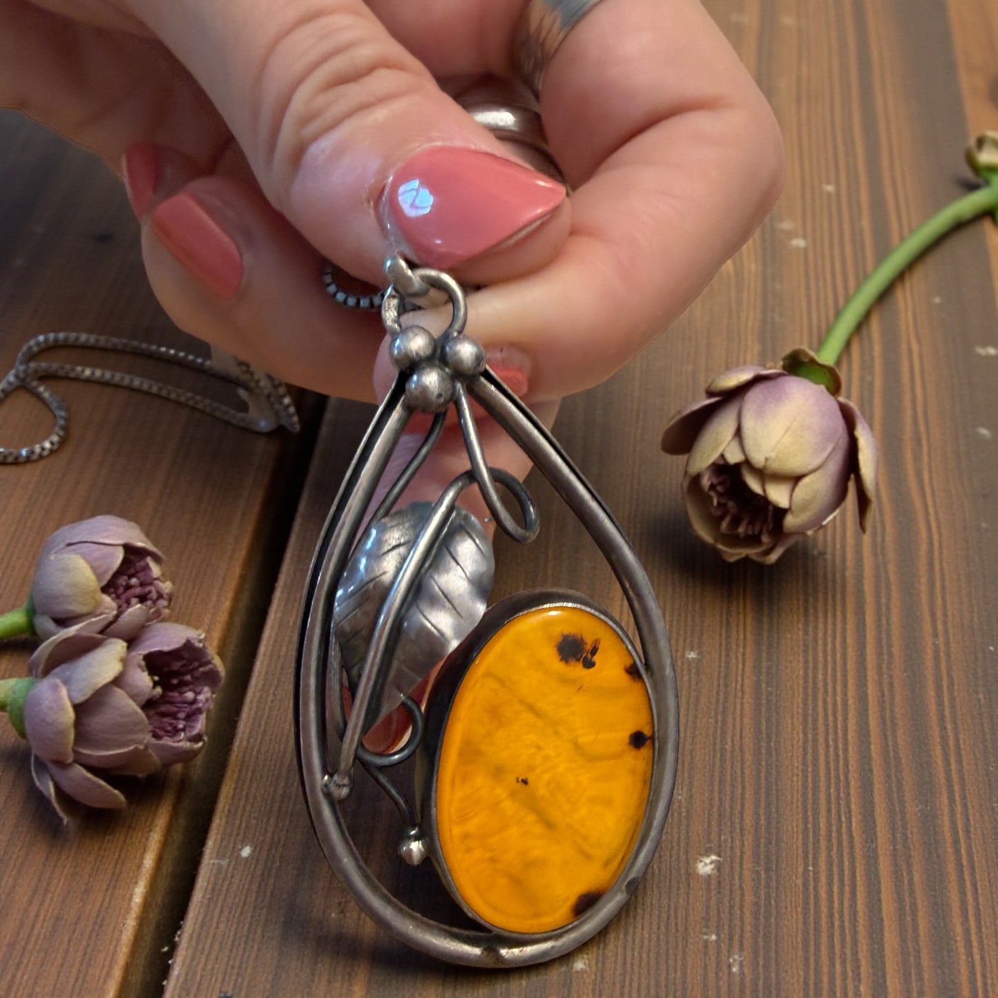 Collana in argento con pendente in argento e ambra Liberty revival anni ‘70