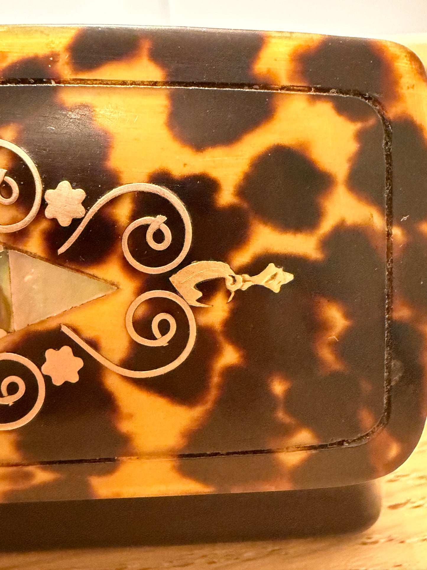 Tabacchiera antica da tasca in corno e finta tartaruga con intarsi in madreperla