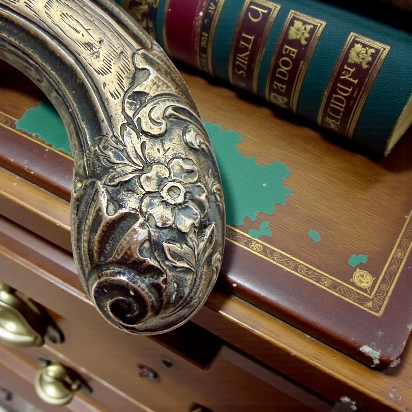 Antica impugnatura in argento per ombrello, fine ‘800 riccamente cesellata con monogramma