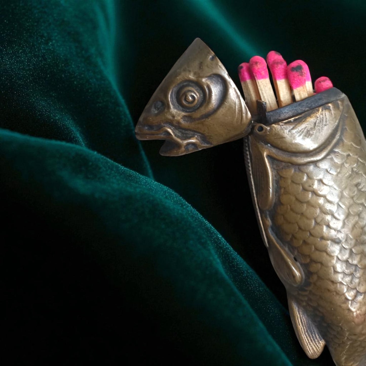 Vesta case in bronzo a guisa di pesce, liberty da chatelaine, testa apribile