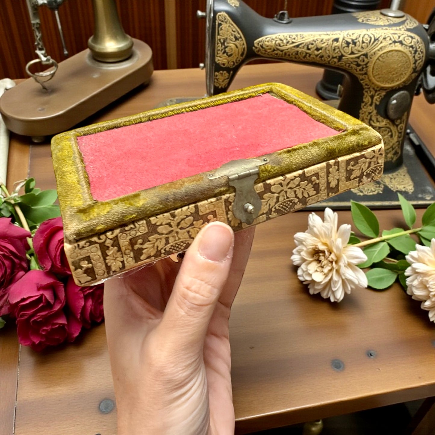 Antico cofanetto completo necessaire set da cucito in argento e ferro, 1890-1910 Italia