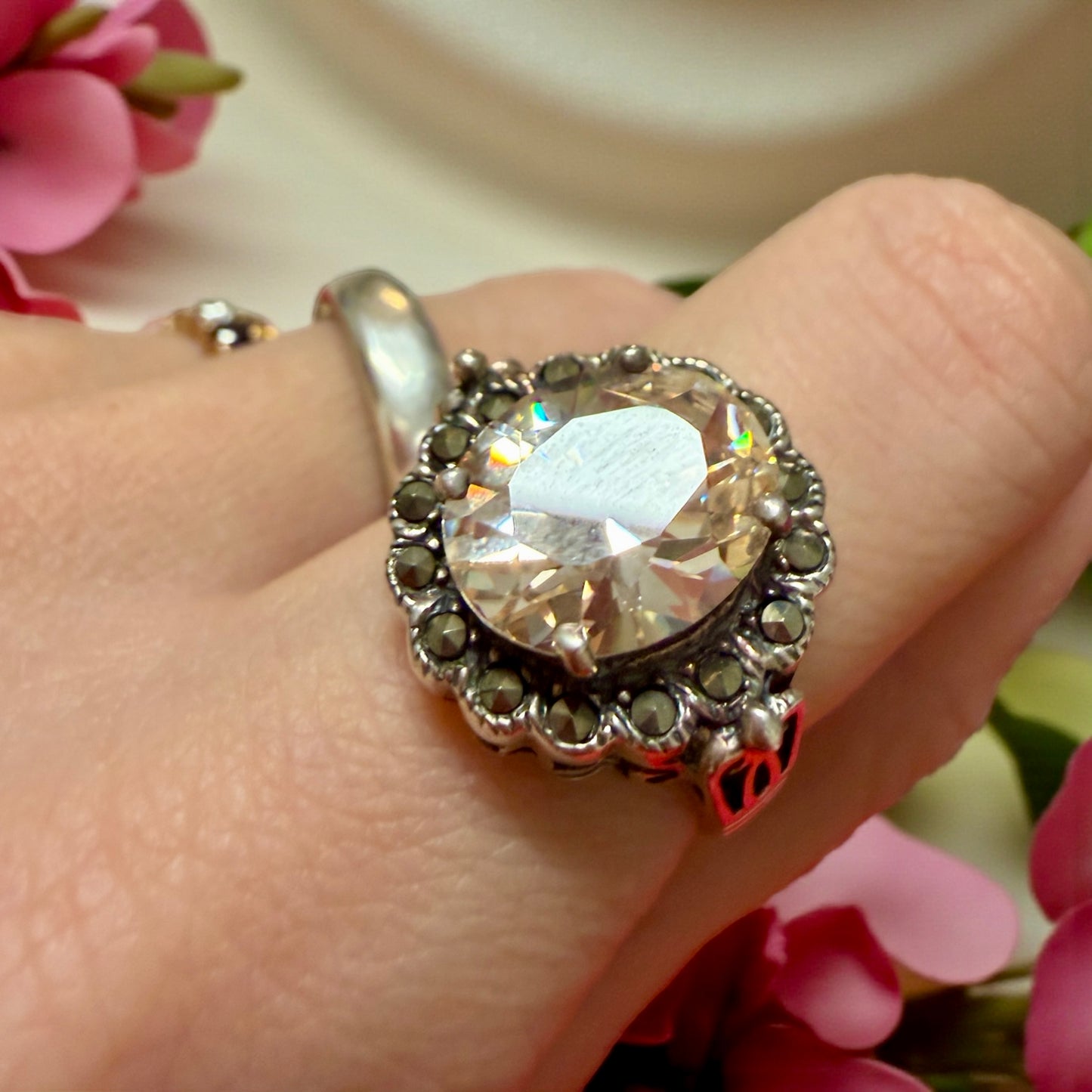 Prezioso anello anni 60, revival Victoria age argento marcasiti e zircone dorato