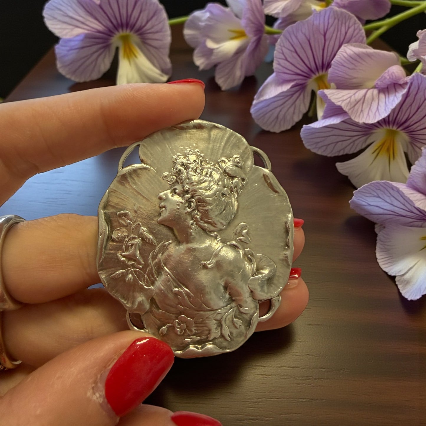 Pendente-spilla Art Nouveau I metà scorso secondo, volto di donna alla Mucha in Viola del pensiero