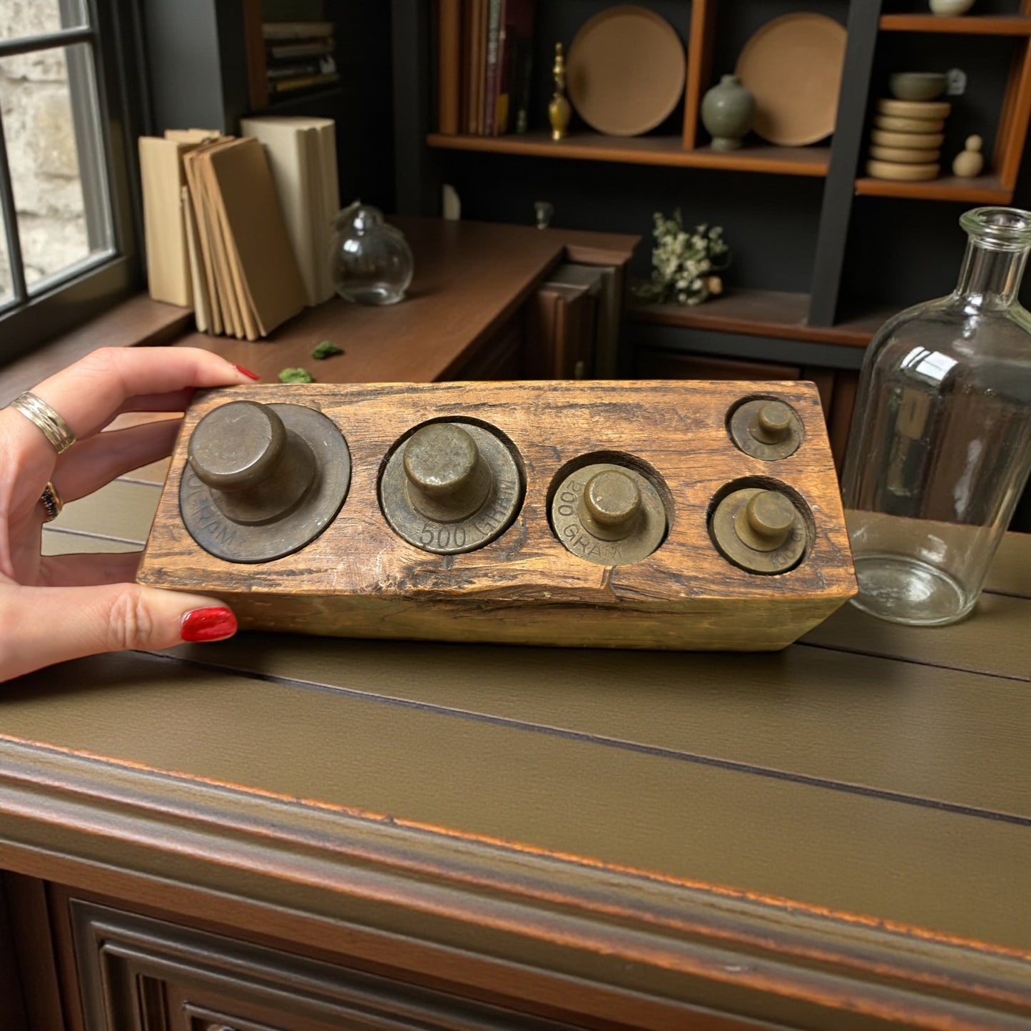 Antica pesiera in legno da bottega completa di pesi in ottone, fine ‘800 - primo ‘900