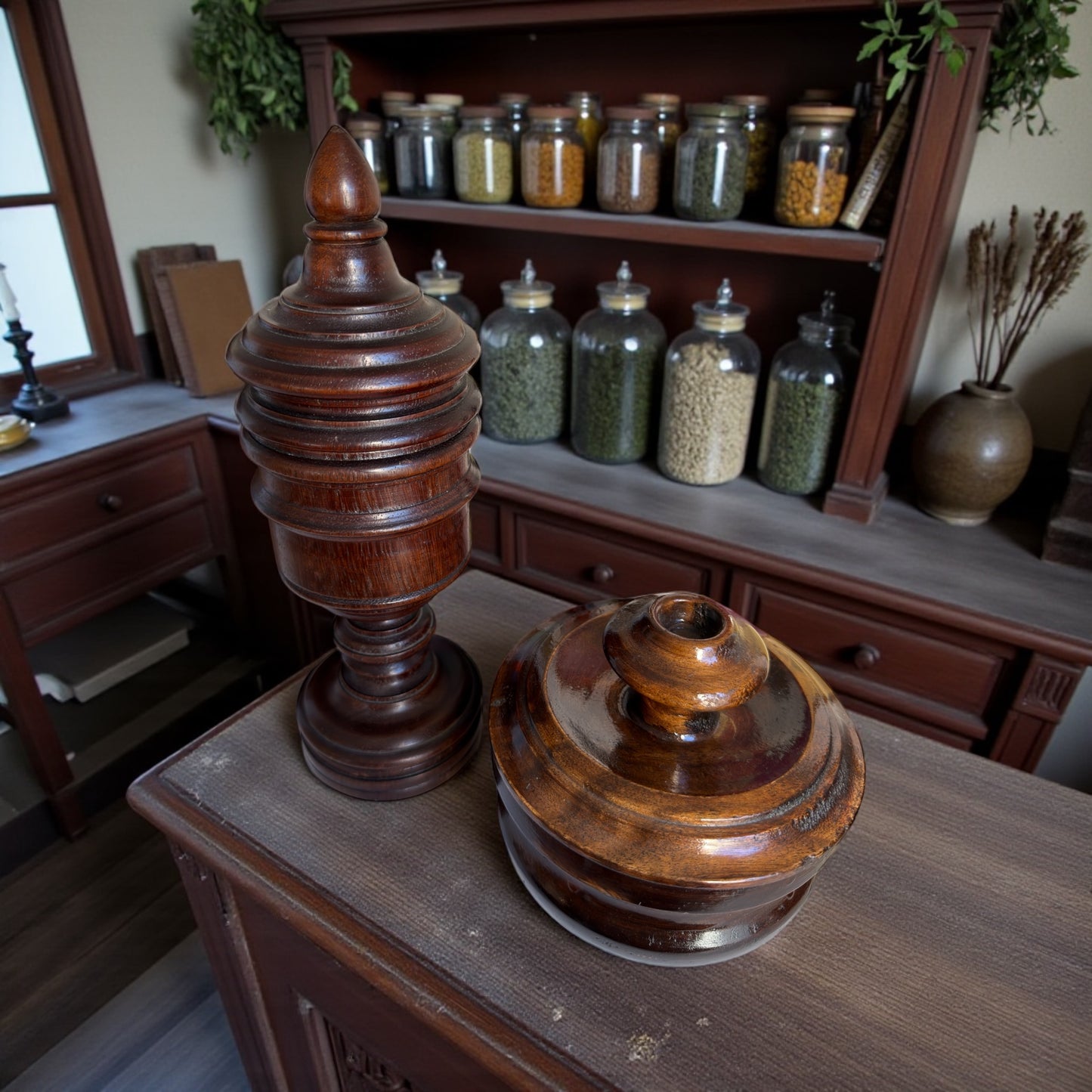 Antica coppia vasi da erboristeria in legno da banco, primo ‘900 per foglie e preparati essiccati