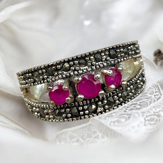 Anello argento 925 con radici di rubino e marcassiti, anni ‘50