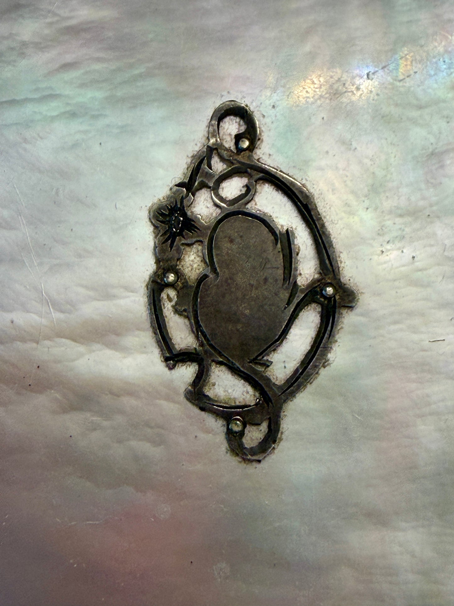 Antico porta monete Liberty anni ‘10-‘20 in madreperla, a scomparti, con fregio e chiusura argentati