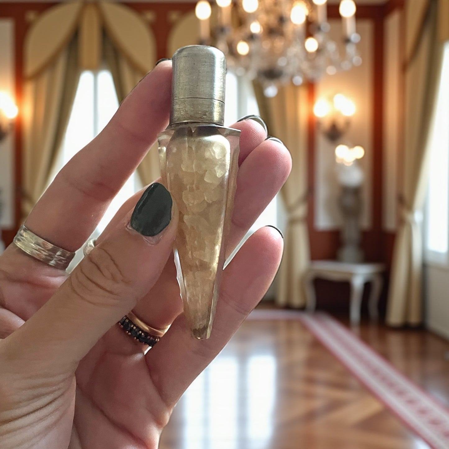 Flacone porta sali, Belle Époque, argento e cristallo con sali originali d’epoca ￼