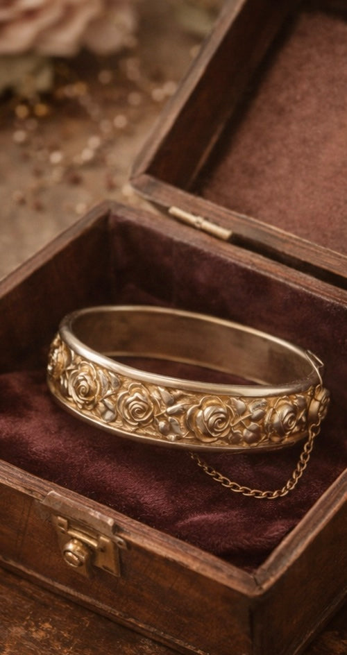 Bracciale rigido con rose e catenella di sicurezza, fine anni ‘50-primi ‘60