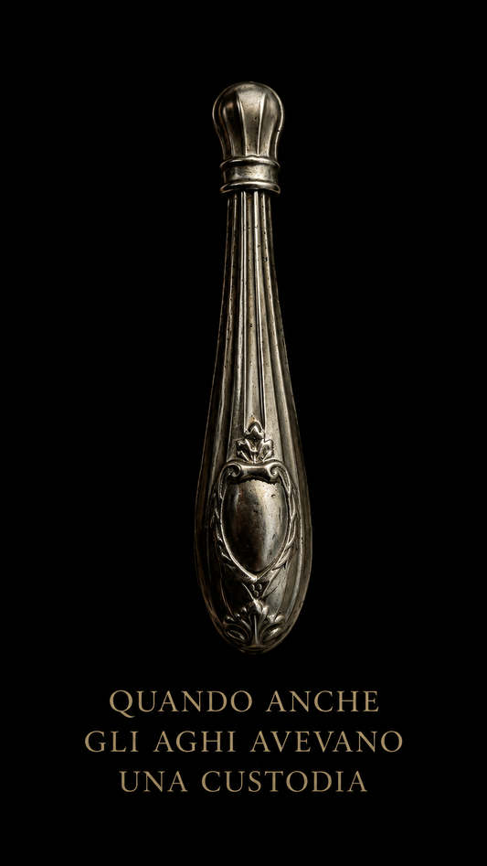 Antico needle case porta aghi in metallo bianco con cartiglio per iniziali