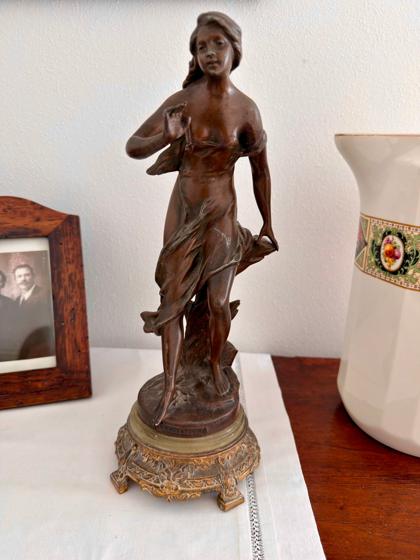 Antica scultura su basamento firmata Perron, 1900, titolo “Hésitation”