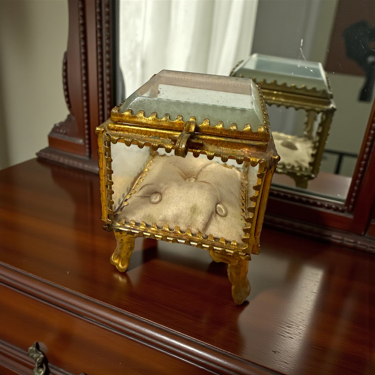 Scrigno portagioie in ottone e vetro bisellato con cuscino seta capitonné