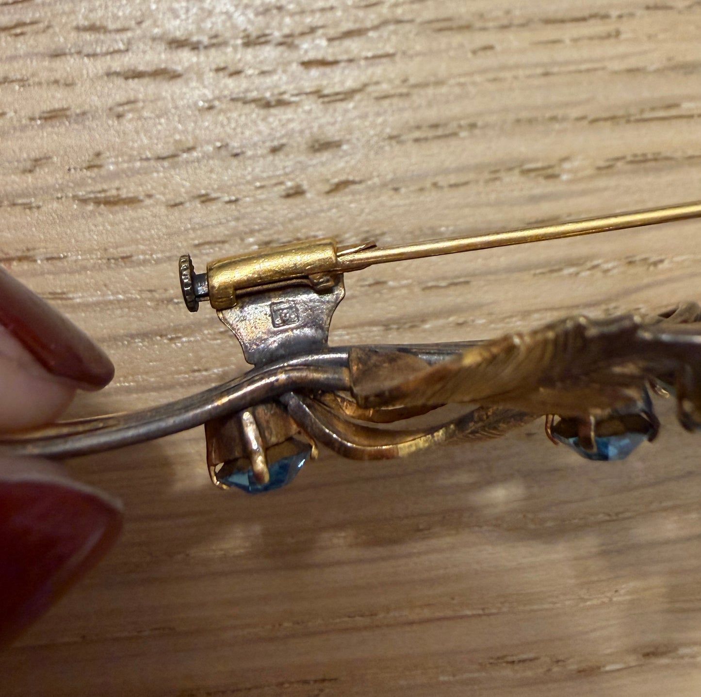 Spilla bouquet floreale anni ‘40 firmata, placcata oro con cristalli azzurri