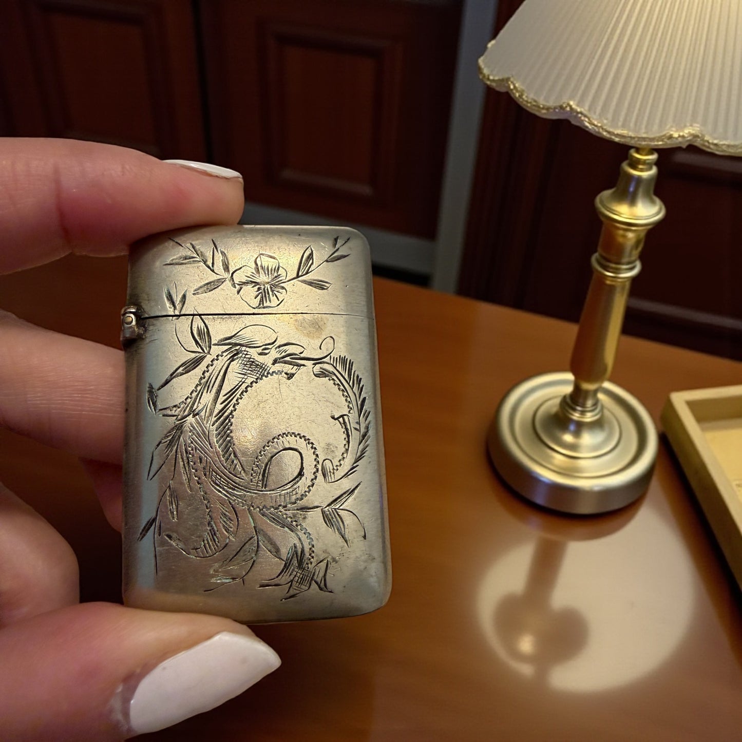 Vesta case giapponista con dragone inciso, 1890-1910