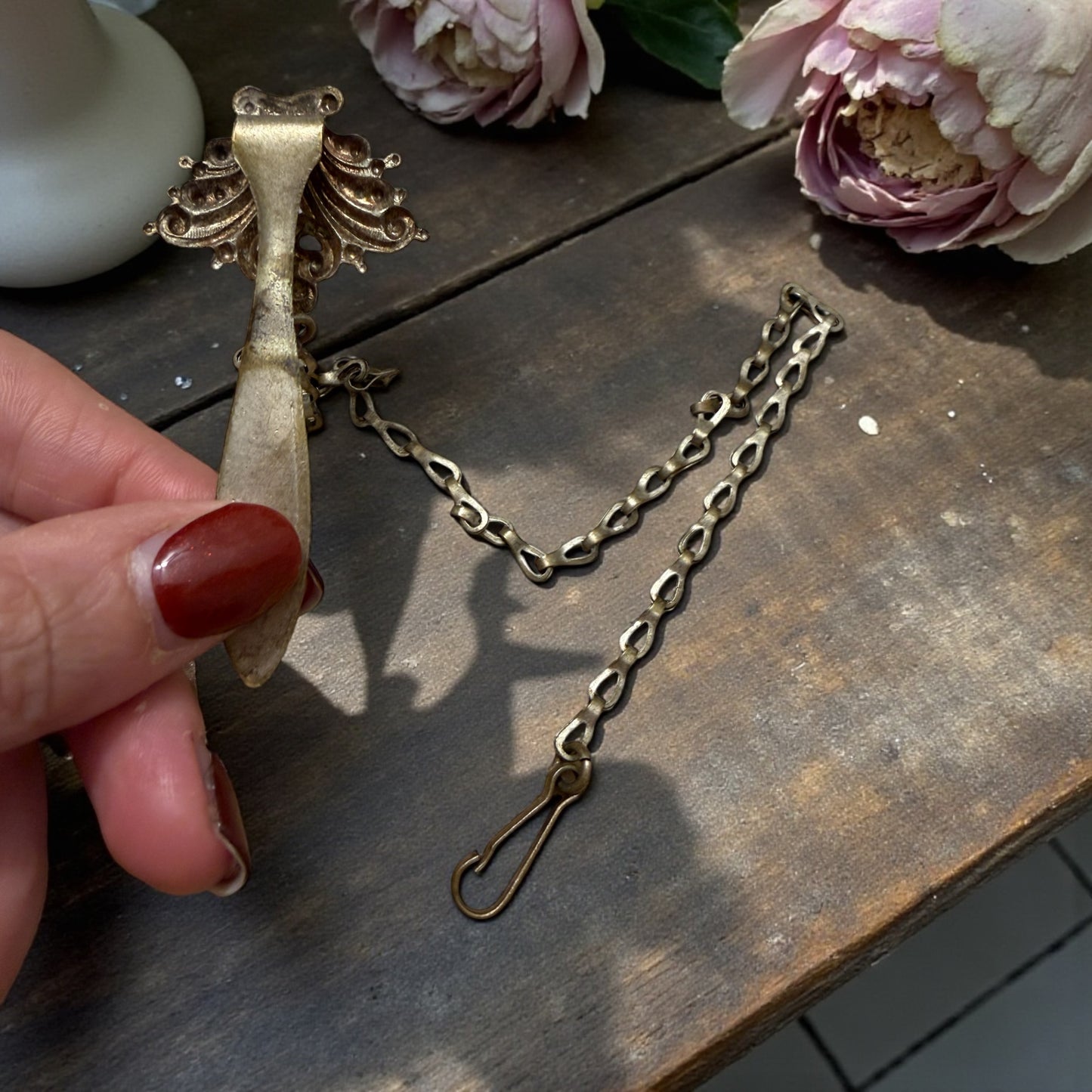 Antica chatelaine ad una catena con fermaglio neo rococò, fine ‘800 inizio ‘900