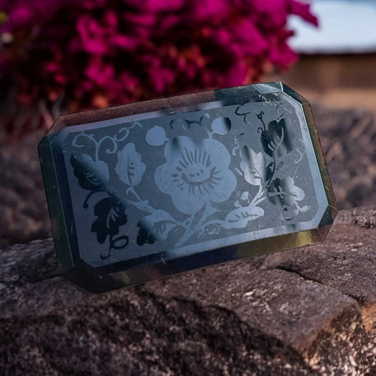 Spilla da lutto in vetro inciso, 1880 - 1910