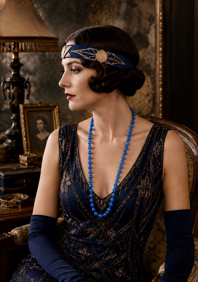 Collana in opalina azzurro/blu annodata ed infilata a mano, anni ‘20, chiusura metallo bianco art déco