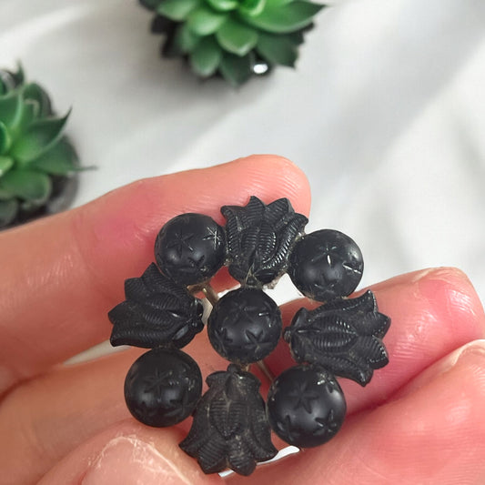 Antica spilla da lutto in giaietto ed argento, vittoriana, ca 1880