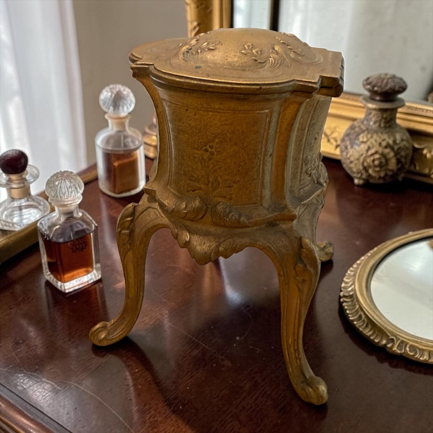 Scrigno porta gioielli francese a guisa di mobile da boudoir con interno in raso di seta