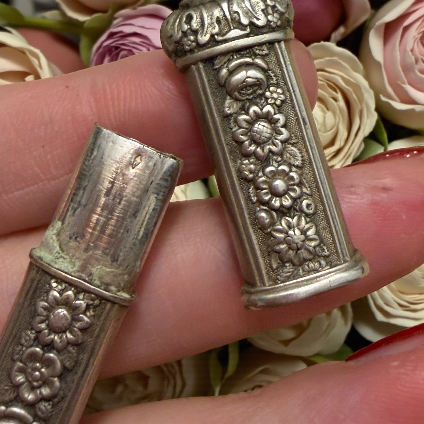 Antico porta aghi in argento 800 massiccio francese ottocentesco con minute decorazioni floreali