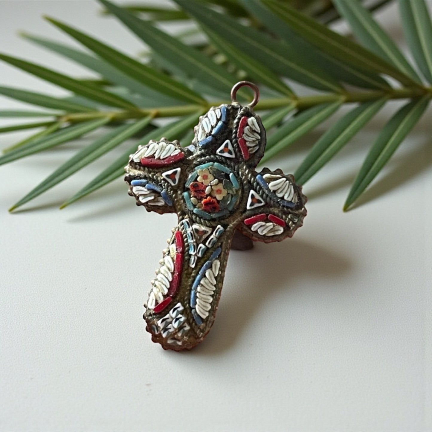 Croce gioiello italiano in micromosaico con paste vitree e ottone, ca anni ‘40