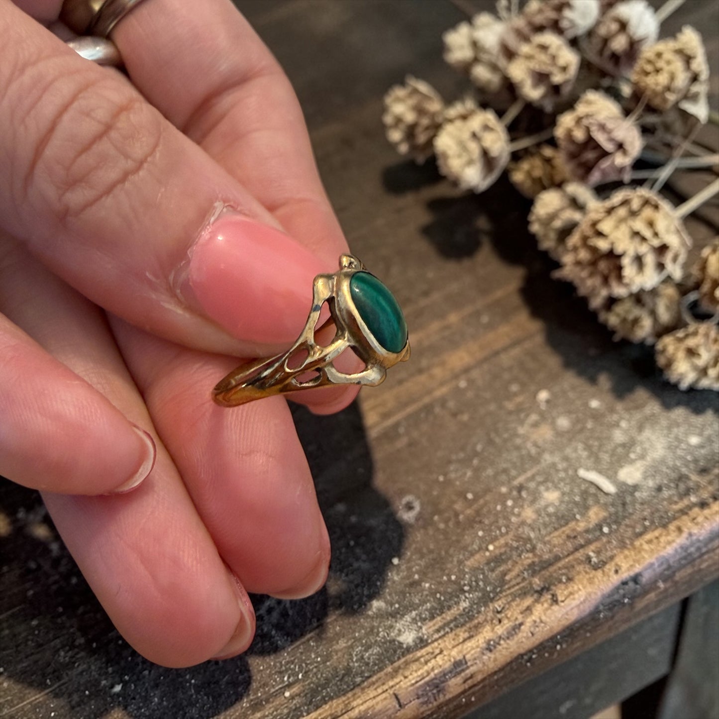 Anello placcato oro basso con cabochon malachite, linee liberty