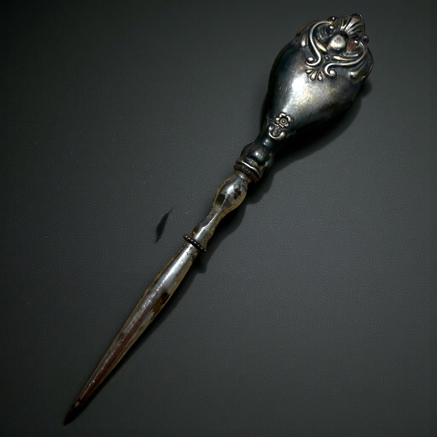 Antico punteruolo da ricamo in argento decorato, fine ‘800