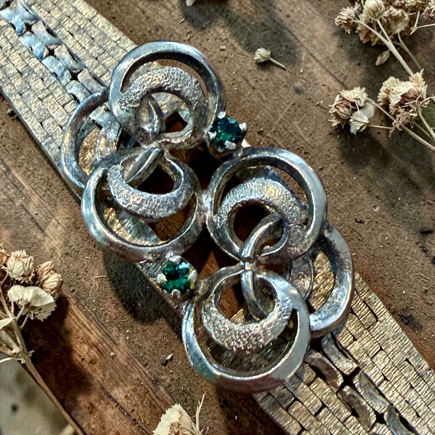 Bracciale in argento massiccio semirigido anni 60 modernista, con centrale lavorato e pietre