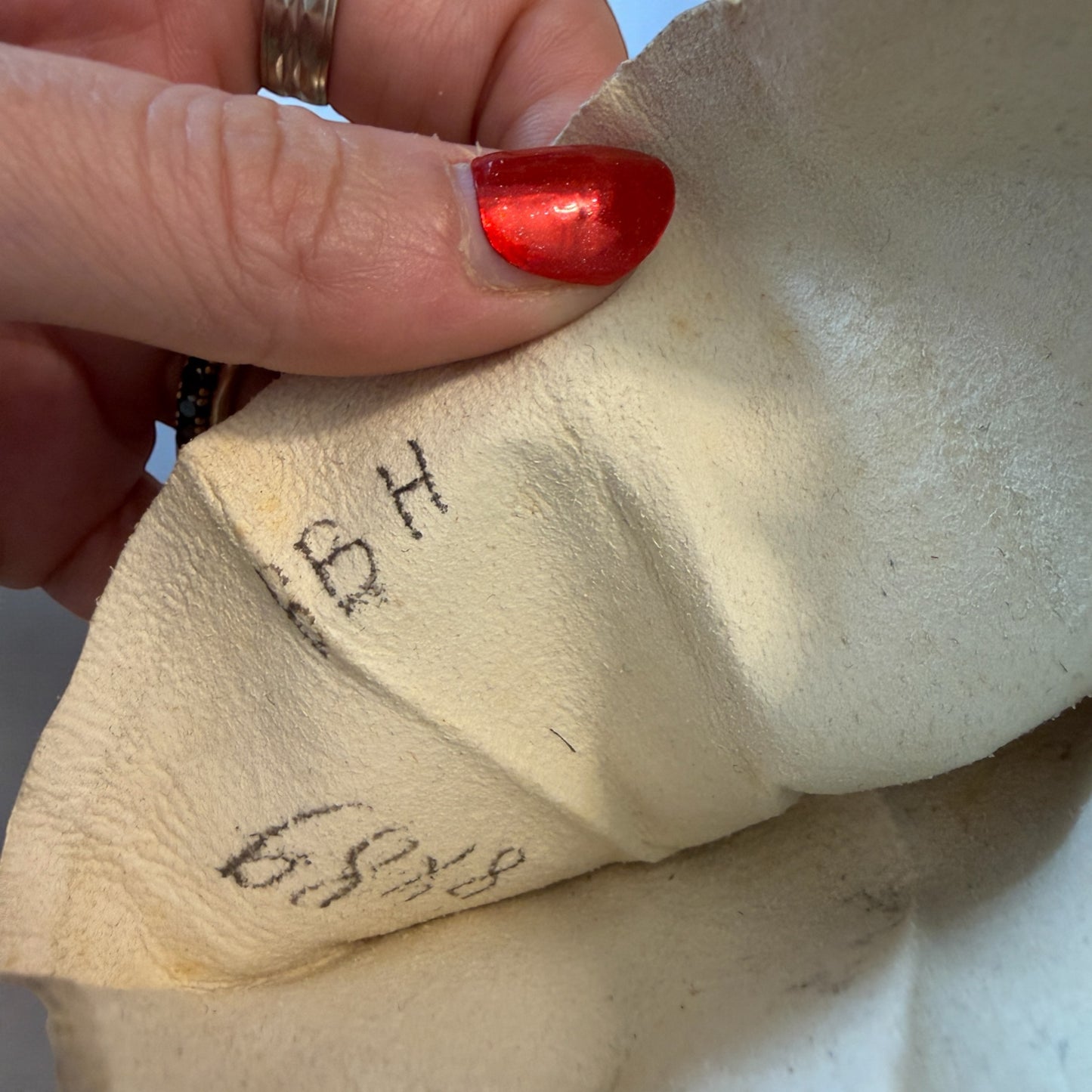 Guanti da sera in pelle sopra gomito mai usati in confezione originale fine ‘800 con cartellino