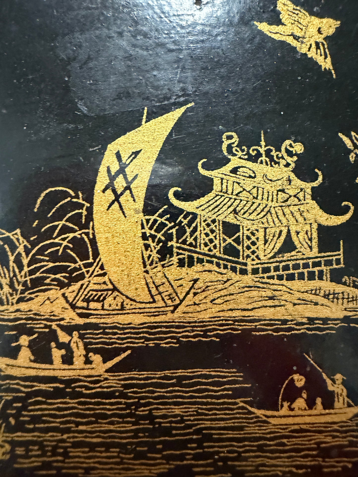 Cofanetto laccato nero orientale in papier mâché con paesaggio dorato