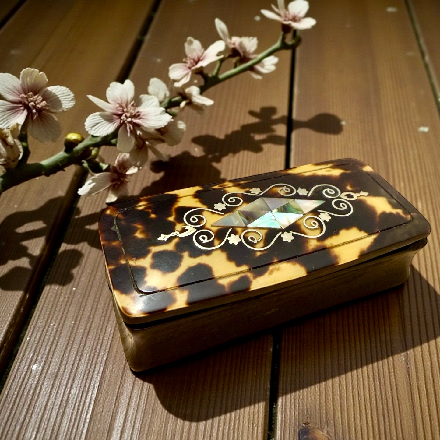 Tabacchiera antica da tasca in corno e finta tartaruga con intarsi in madreperla