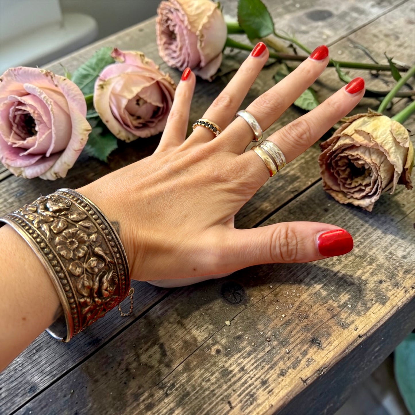 Bracciale romantico floreale rigido a fascione alto, placcato argento, anni ‘40-‘50