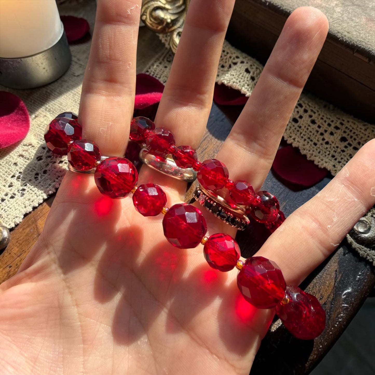 Collana in perle di vetro sfaccettato degradé rosso rubino, anni ‘60 ca