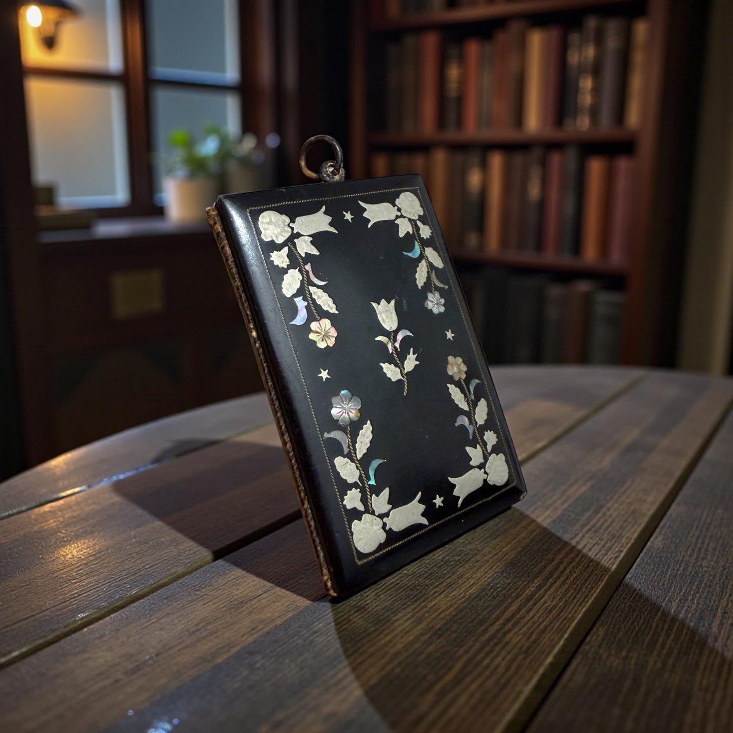 Antico carnet de bal fine ‘800 con decori madreperla e metallo argentato