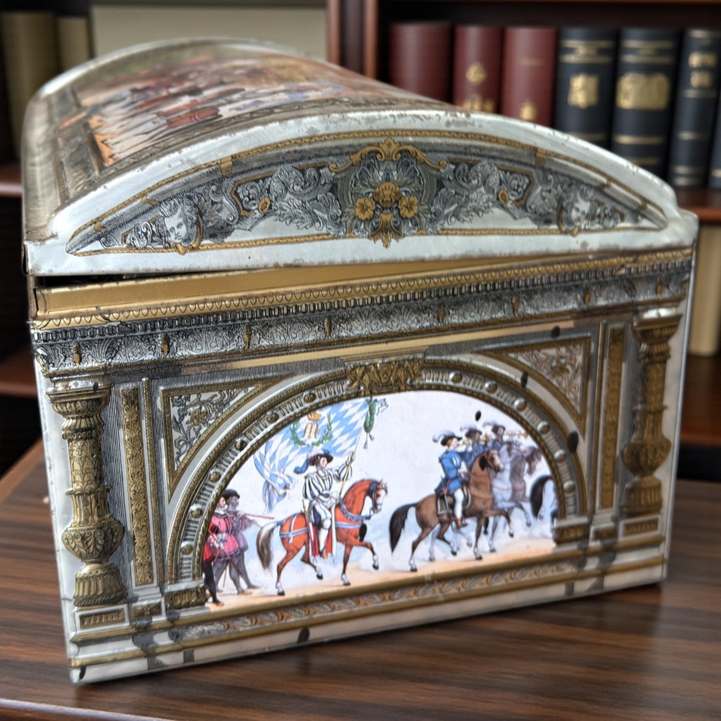 Grande biscottiera scatola di latta tedesca anni 70-80 con scene medievali