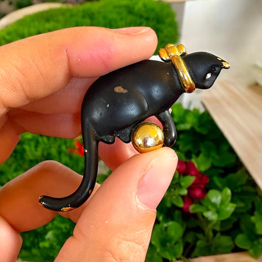 Spilla anni ‘70 - ‘80 gatto con pallina