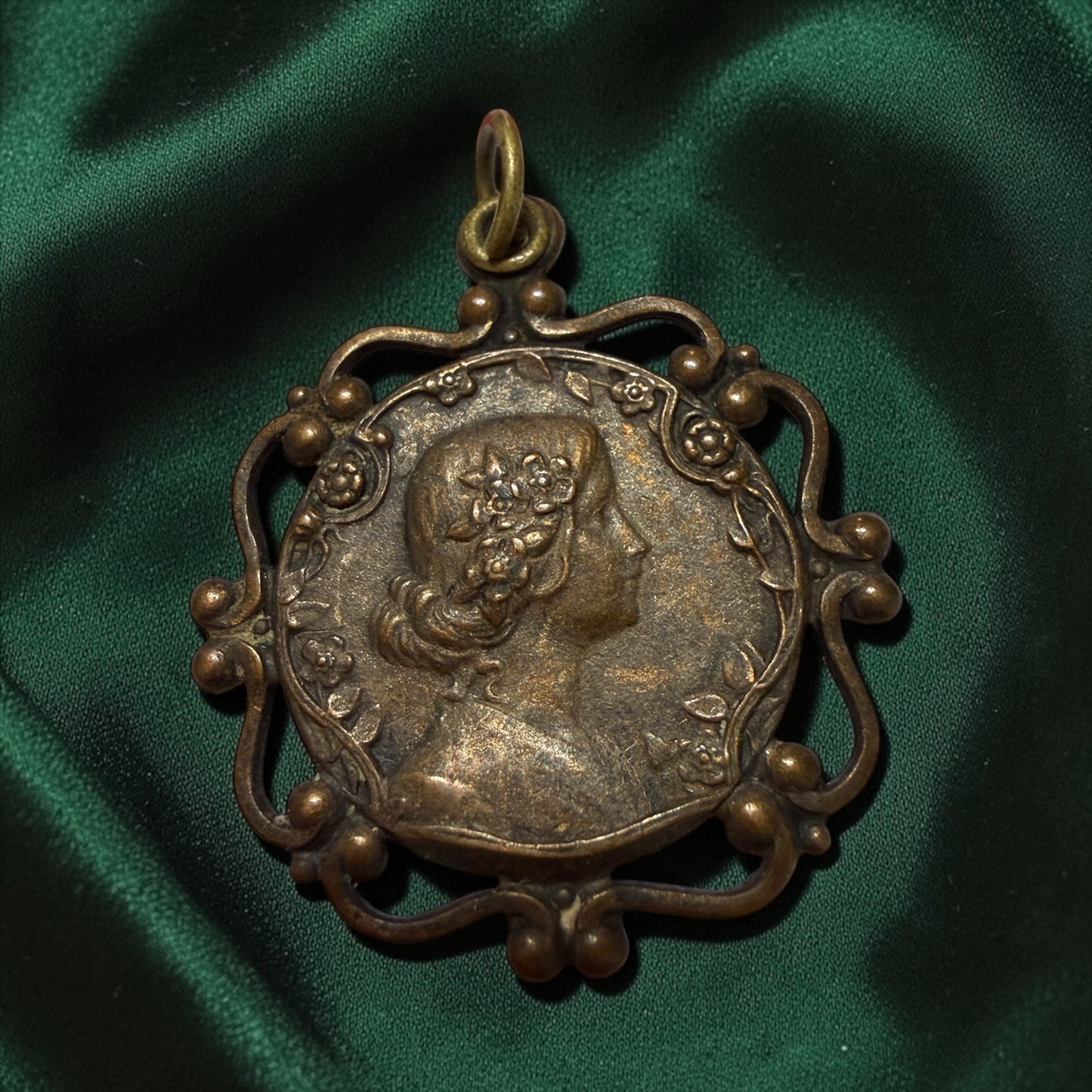 Pendente Art Nouveau con personificazione della Primavera, primissimo ‘900