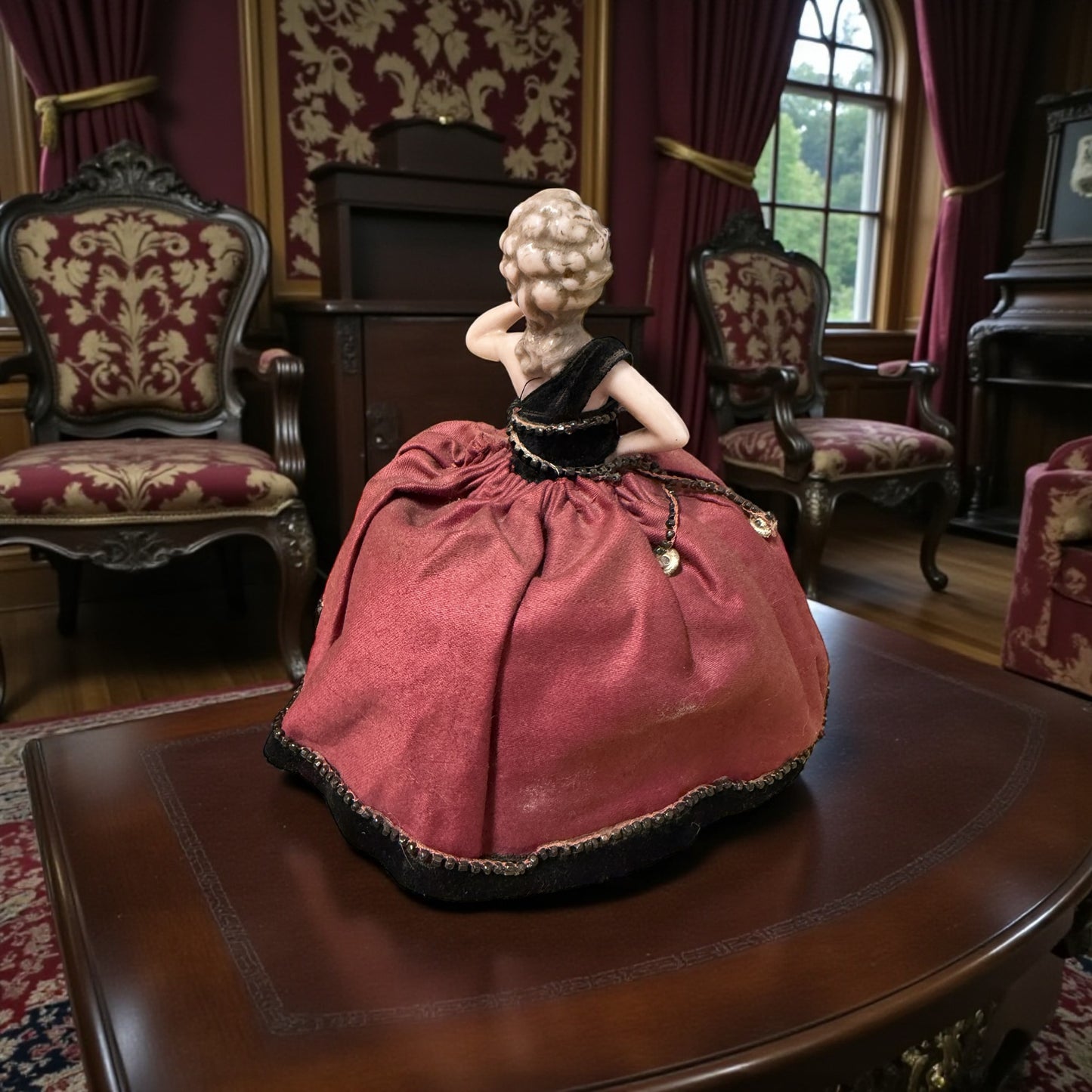 Half doll porta cipria anni ‘20 in splendide condizioni, completa di gambe e contenitore per piumino